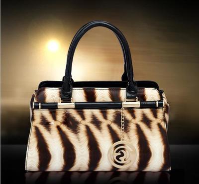 龙韵箱包5月新款 欧美潮流虎皮纹女包与搭配指南